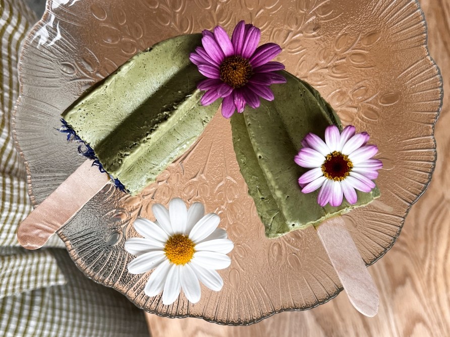 Matchaj��tel�puikkoja kukkakoristeineen tarjoiluvadilla.